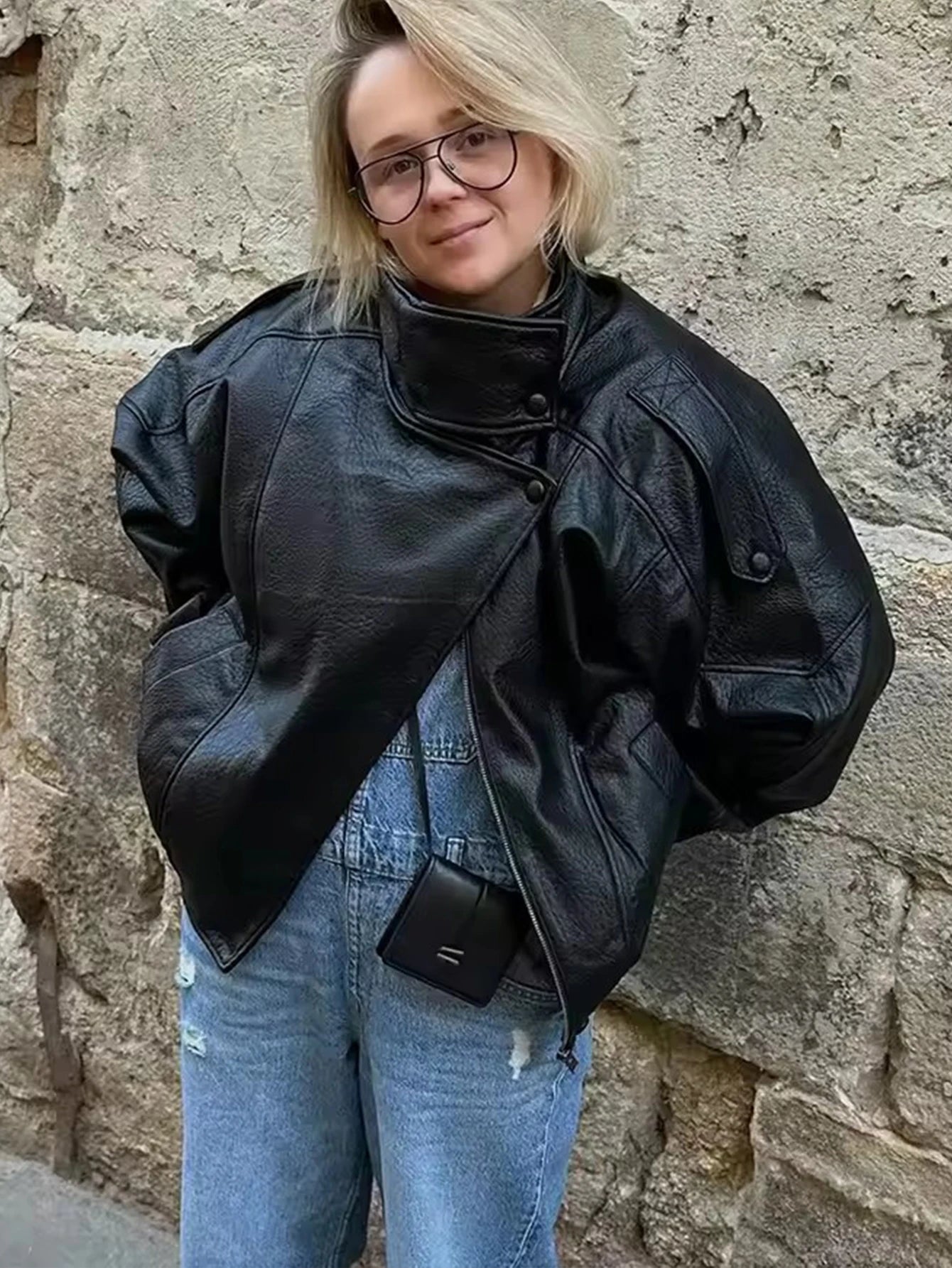 Veste noire chic en simili cuir pour femme, manches longues, fermeture à boutons, coupe oversize avec finition élastiquée, manteau tendance mode automne-hiver 2025,